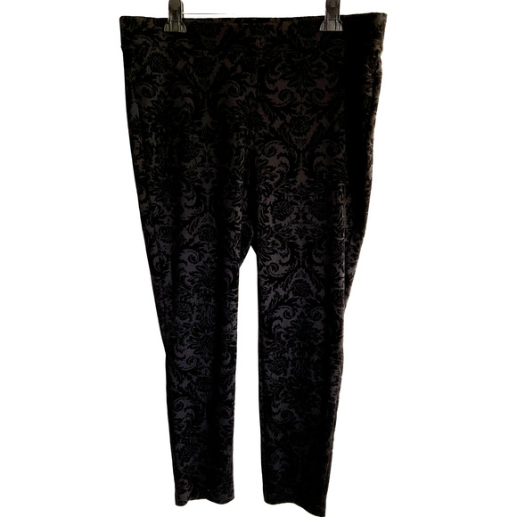 Roz & Ali Pants - Roz &‎ Ali Women's Capri 1X Black Gray Velour Pants Floral Pattern